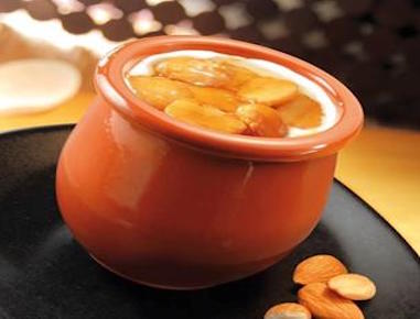 Finest dairy vanilla ice cream containing honey sauce and nougat pieces. Decorated with roasted caramelised almonds.
